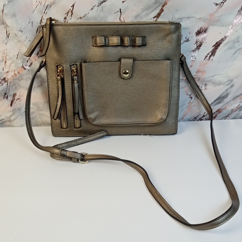 👜 Metallic Gray Crossbody Bag